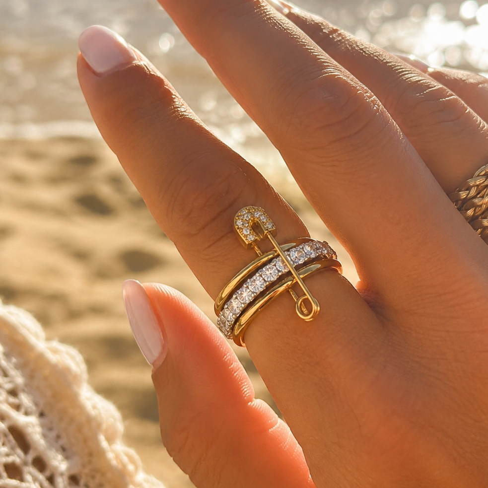 JOY - Bague multi-anneaux en acier inoxydable doré et argenté motif épingle à nourrice et strass