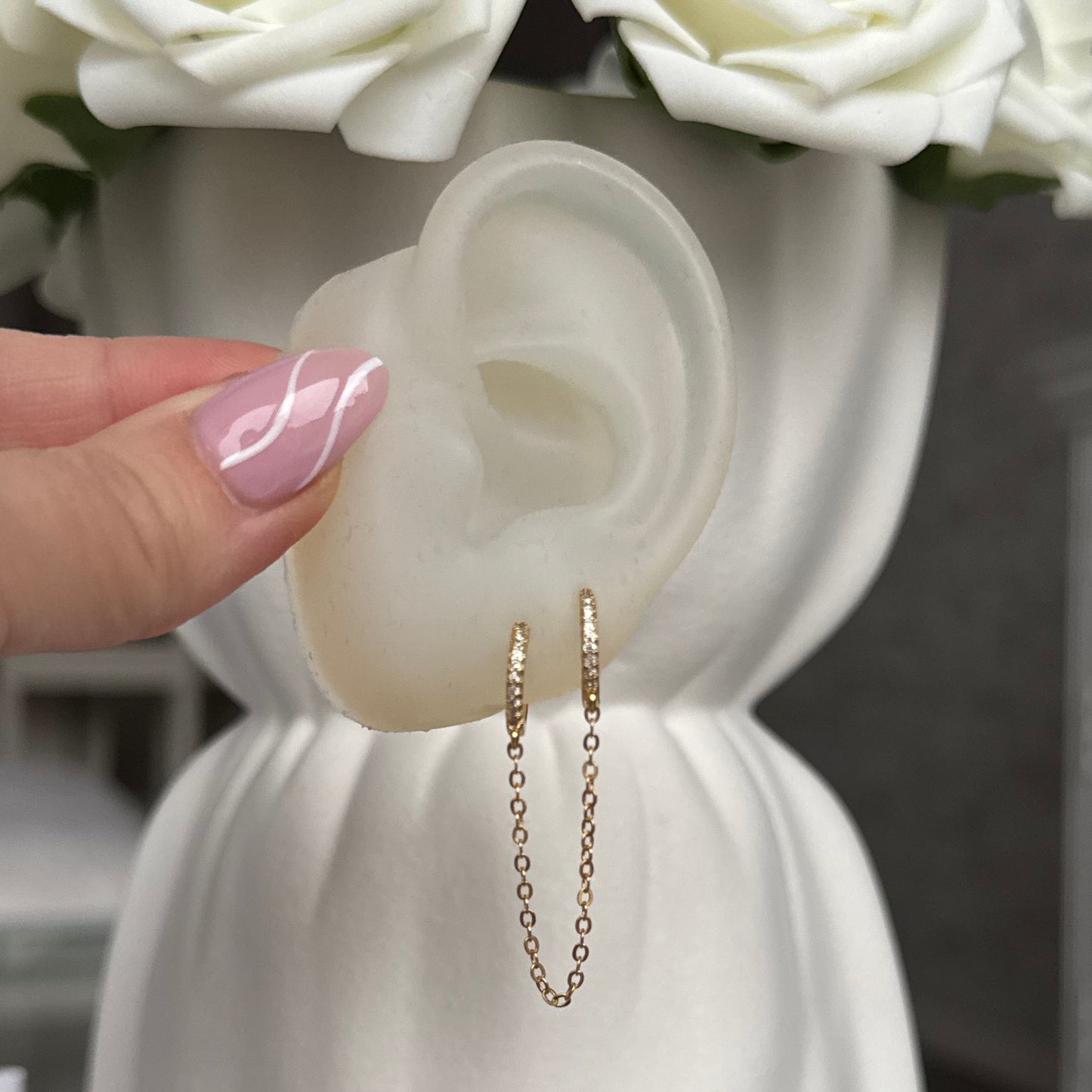 ORNELLA - Mono boucle d'oreille double avec chaine pendante en acier Inoxydable doré et strass