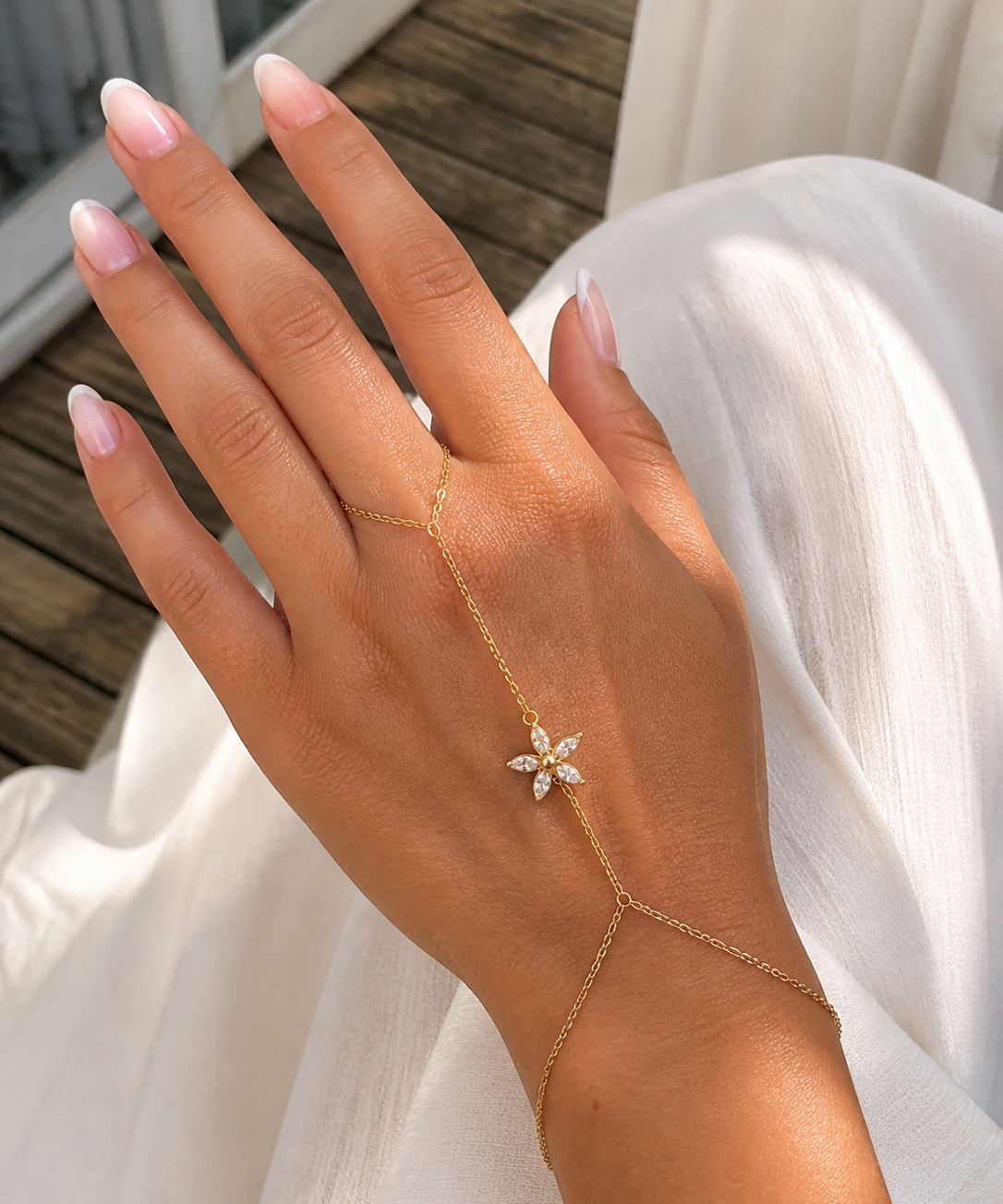 SILA - Chaîne de main en acier Inoxydable doré et strass - motif fleur