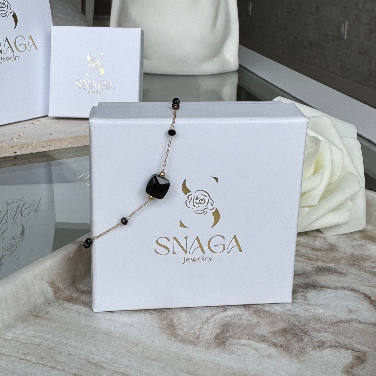 ADELE - Bracelet en acier Inoxydable doré et perles noire