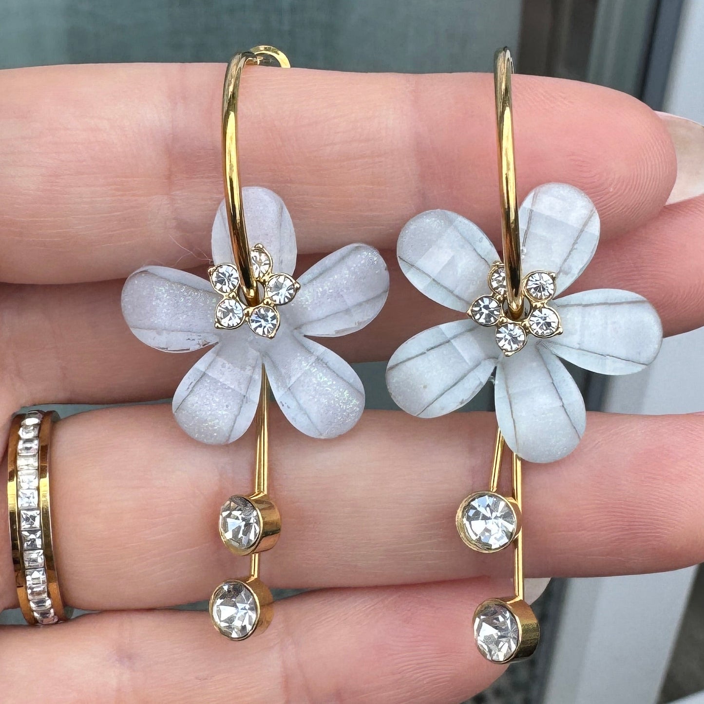 ZÉLIE BLEUE GLACIER - Boucles d’oreilles modulables en acier inoxydable doré, fleurs et strass