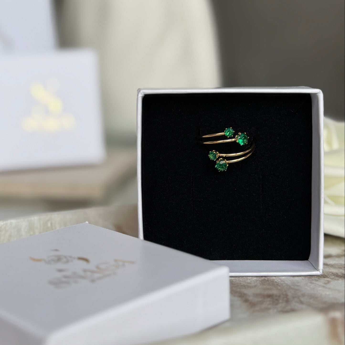 MANON - Bague en acier Inoxydable doré et strass vert