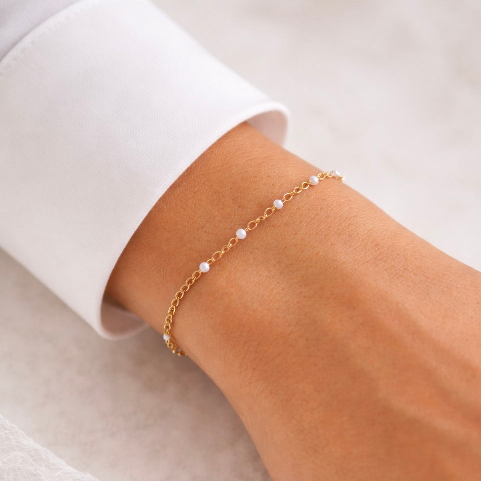 CAROLE - Bracelet création en acier inoxydable doré et petites perles Blanches