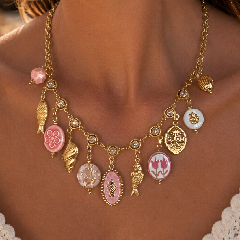 PALOMA – Collier en acier inoxydable doré et perles roses - motifs florales et marins