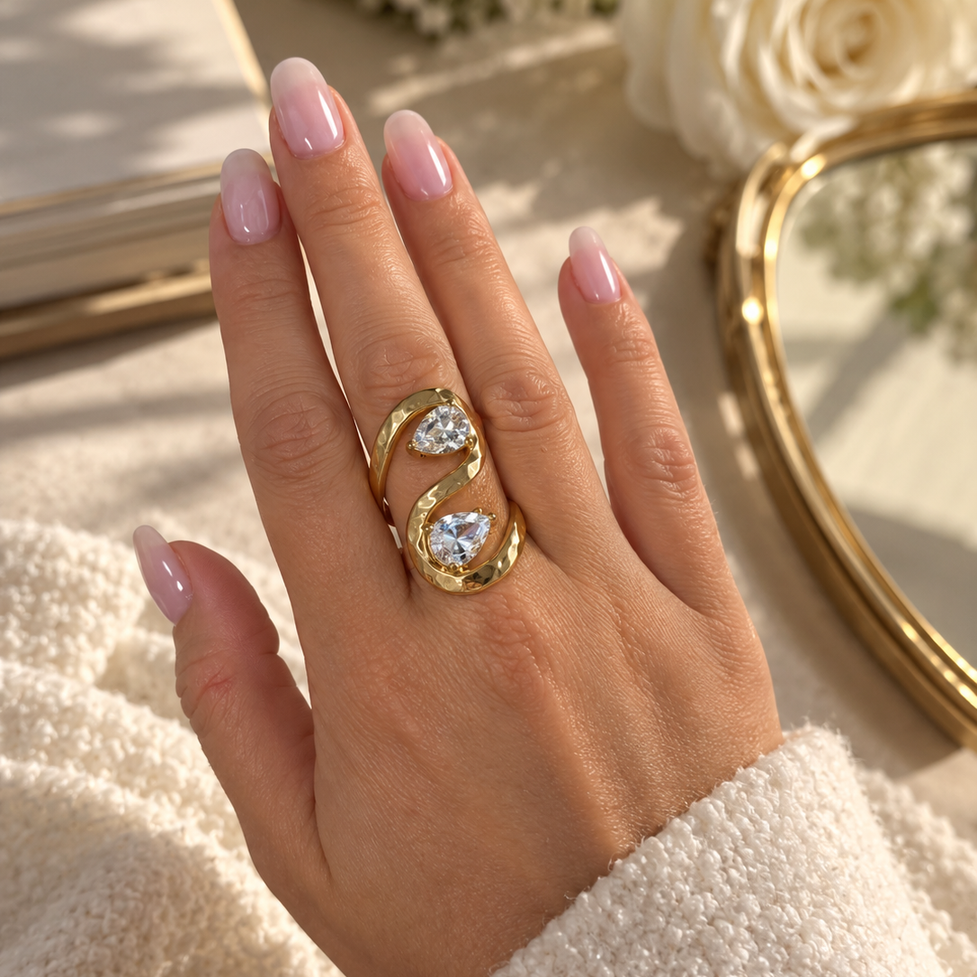 IMPÉRIALE – Bague dorée martelée avec deux grands strass