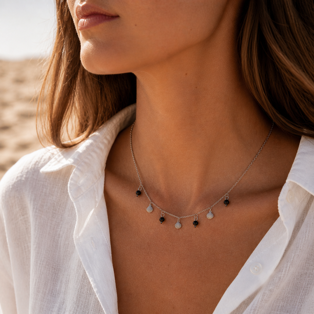 LÉONIE - Collier en acier inoxydable argenté, coquillages et perles noires