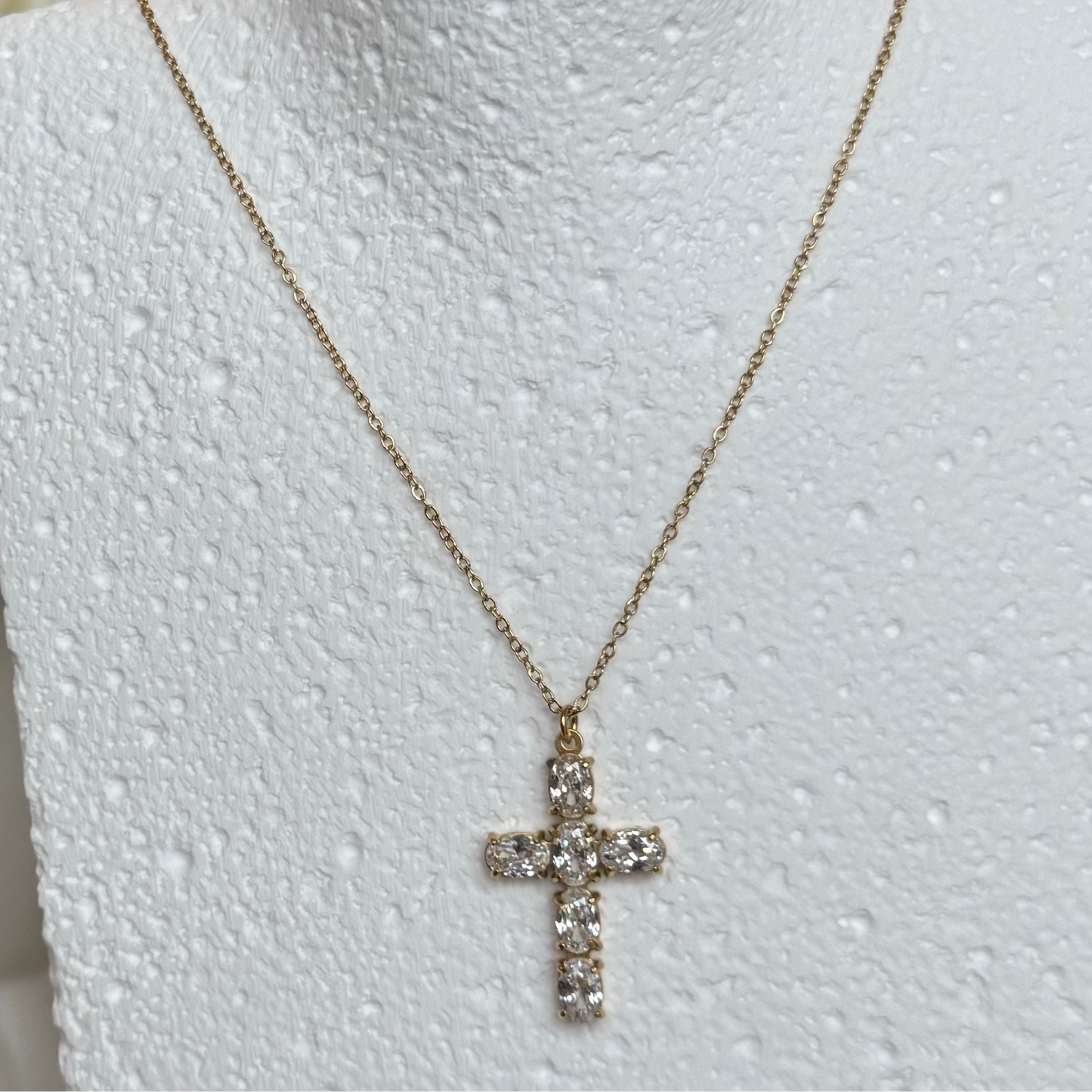 MARIA - Collier en acier Inoxydable avec pendentif croix doré et zircon