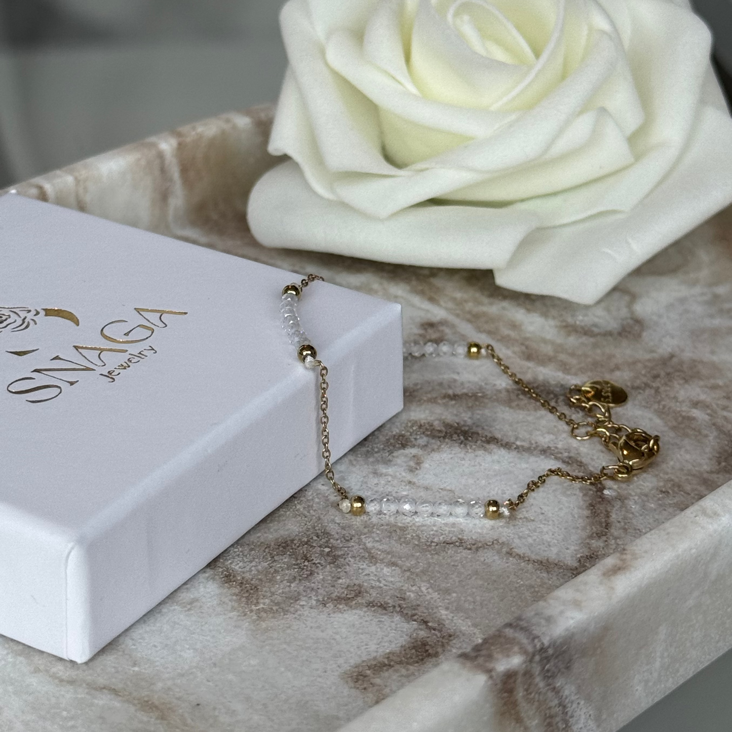 AMIRA - Bracelet en acier Inoxydable doré et perles blanches