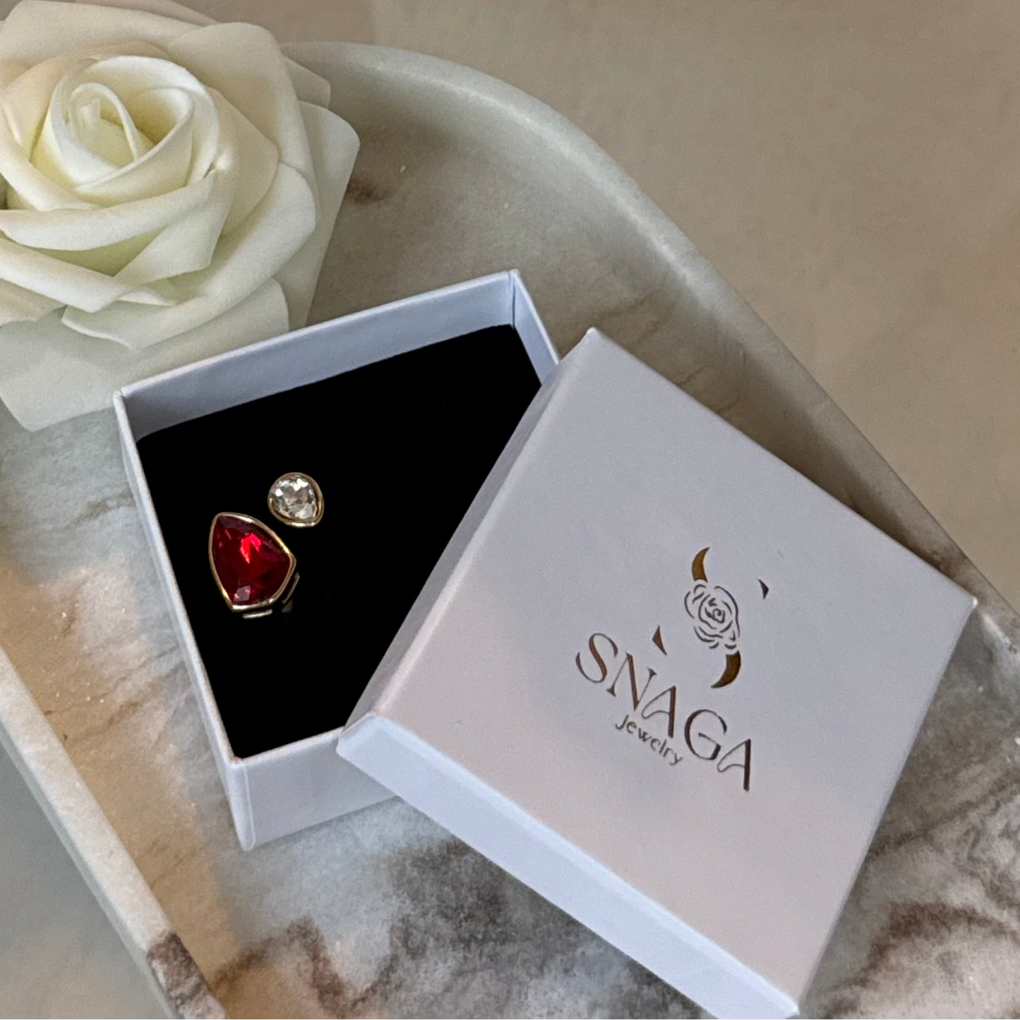 CAPUCINE - Bague en acier Inoxydable Doré – Strass rouge et transparent