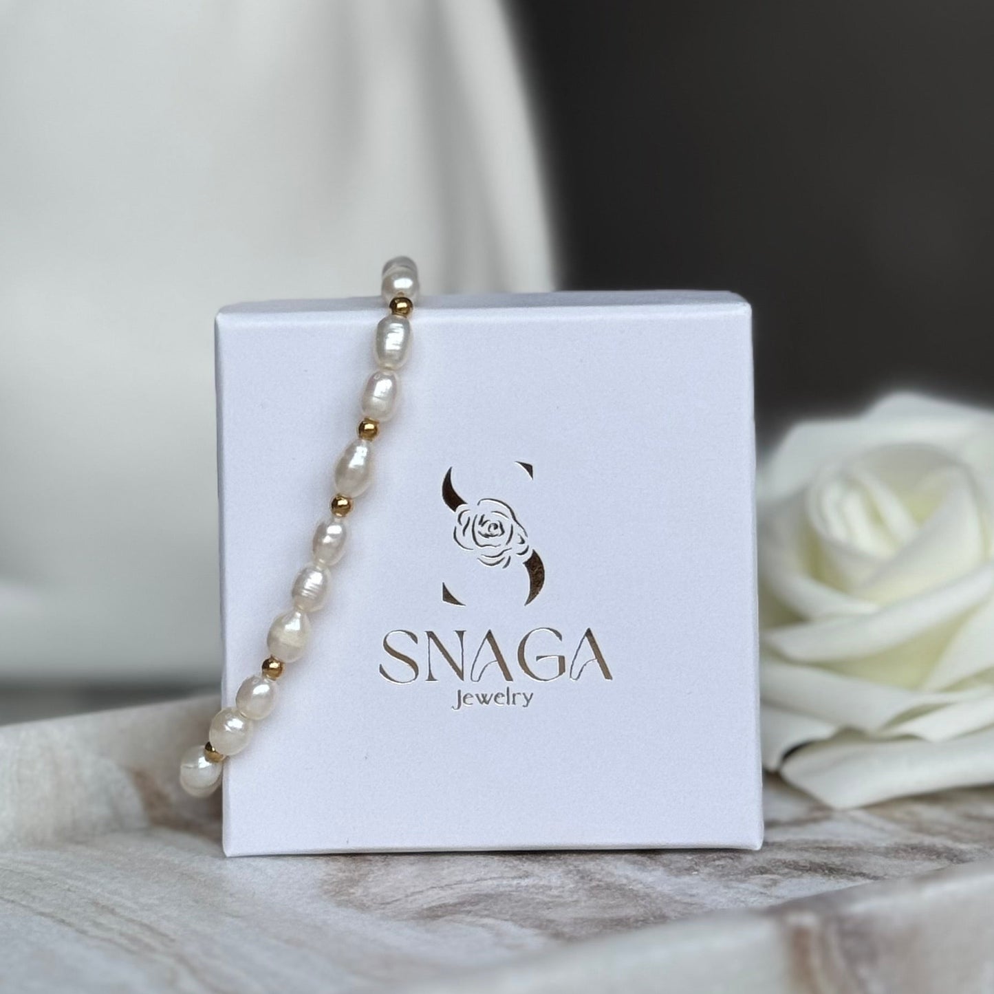 CHARLOTTE - Bracelet création en petites perles de culture et billes en acier Inoxydable doré