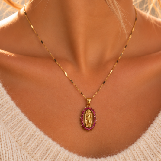 MÉDAILLON SACRÉ – Collier Vierge Marie en acier inoxydable et strass roses