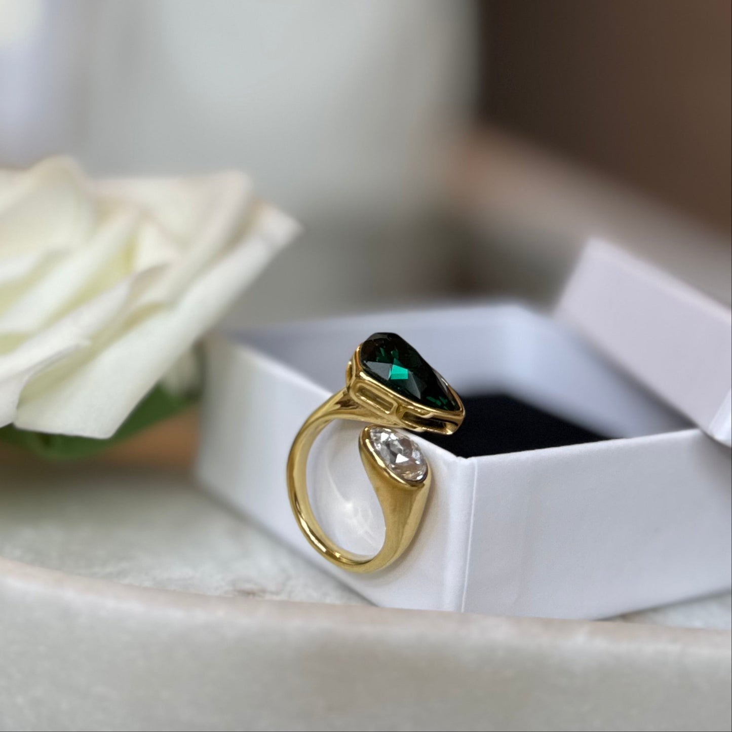 CAPUCINE - Bague en acier Inoxydable Doré – Strass vert et transparent