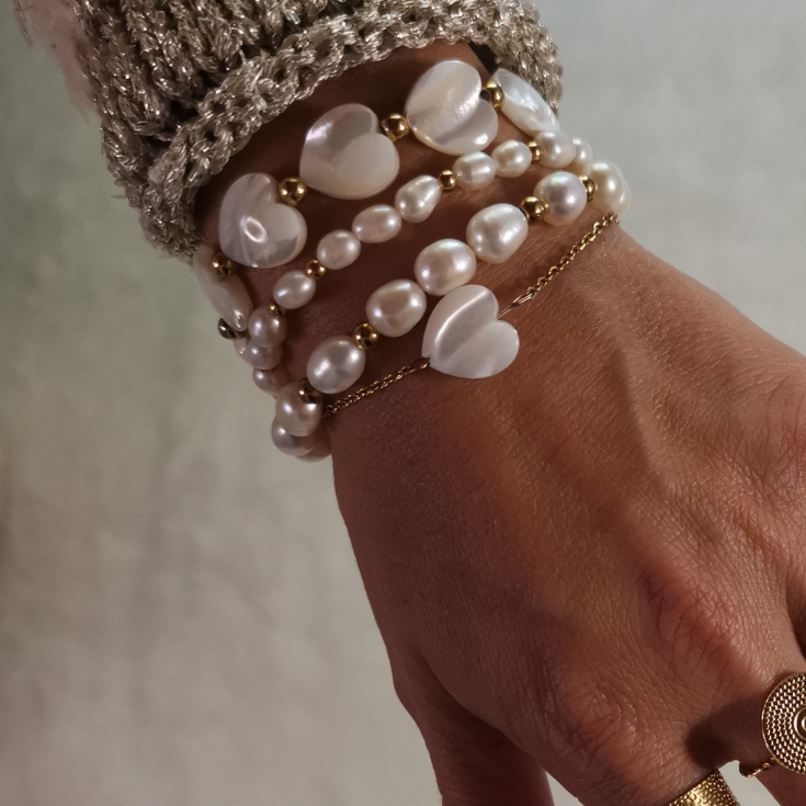 CHARLOTTE - Bracelet création en petites perles de culture et billes en acier Inoxydable doré