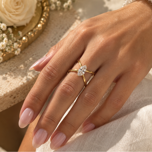 INAYA – Bague croisée ajustable en acier inoxydable doré à l’or fin et zirconium