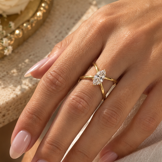 INAYA – Bague croisée ajustable en acier inoxydable doré à l’or fin et zirconium