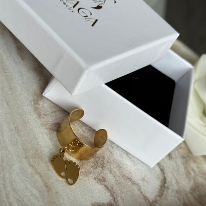ALICE - Bague création large en acier Inoxydable doré et pendentif petits pieds