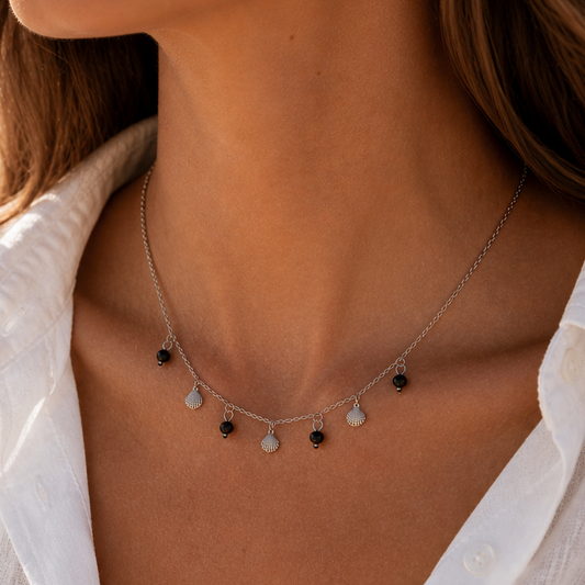 LÉONIE - Collier en acier inoxydable argenté, coquillages et perles noires