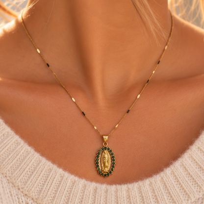 MÉDAILLON SACRÉ – Collier Vierge Marie en acier inoxydable et strass vert