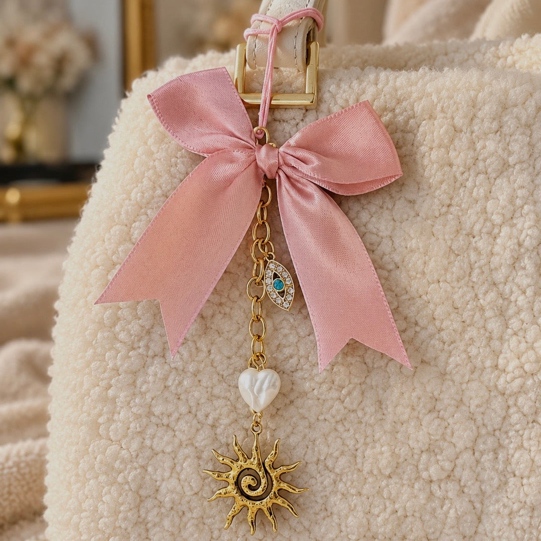 LUCKY ROSE – Bijou de sac création UNIQUE SNAGA avec nœud rose poudré et breloques dorées