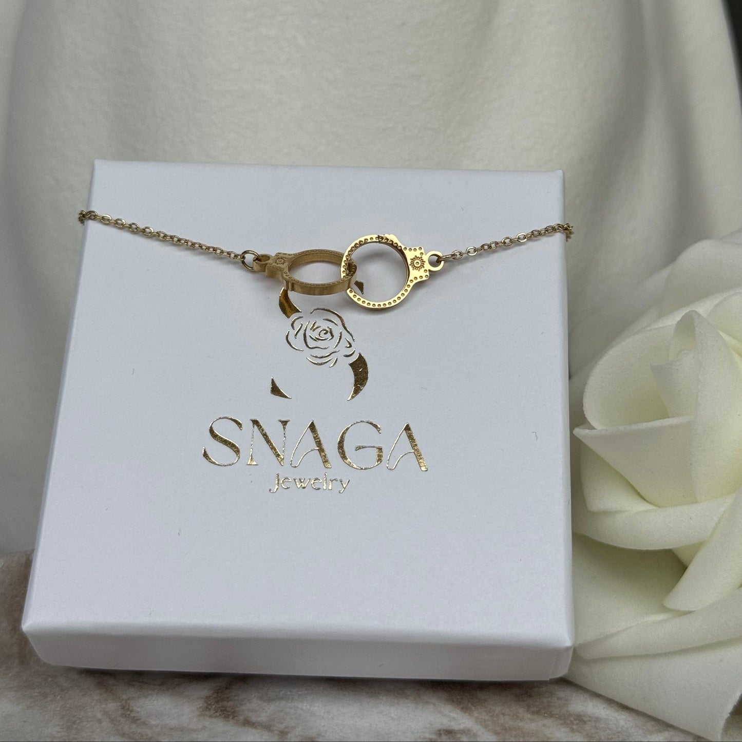 AURELIE - Bracelet en acier Inoxydable doré détails menottes