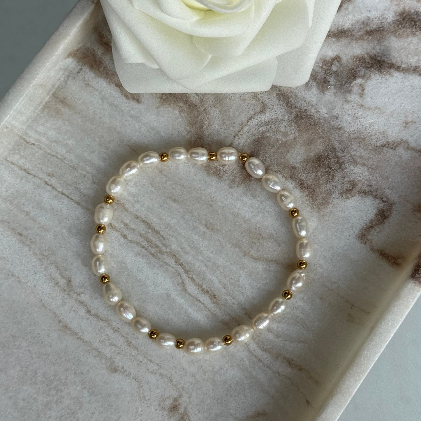 CHARLOTTE - Bracelet création en petites perles de culture et billes en acier Inoxydable doré