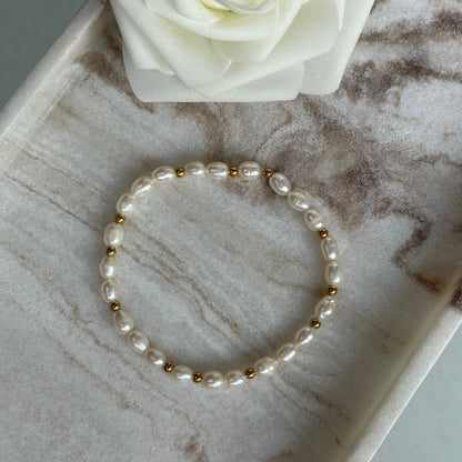 CHARLOTTE - Bracelet création en petites perles de culture et billes en acier Inoxydable doré