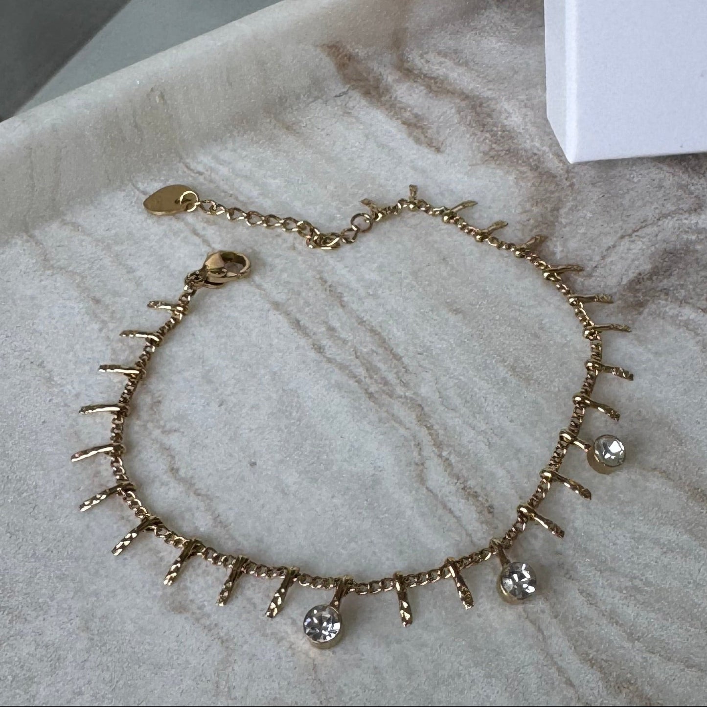 LOLA - Bracelet en acier Inoxydable doré avec pampilles et strass