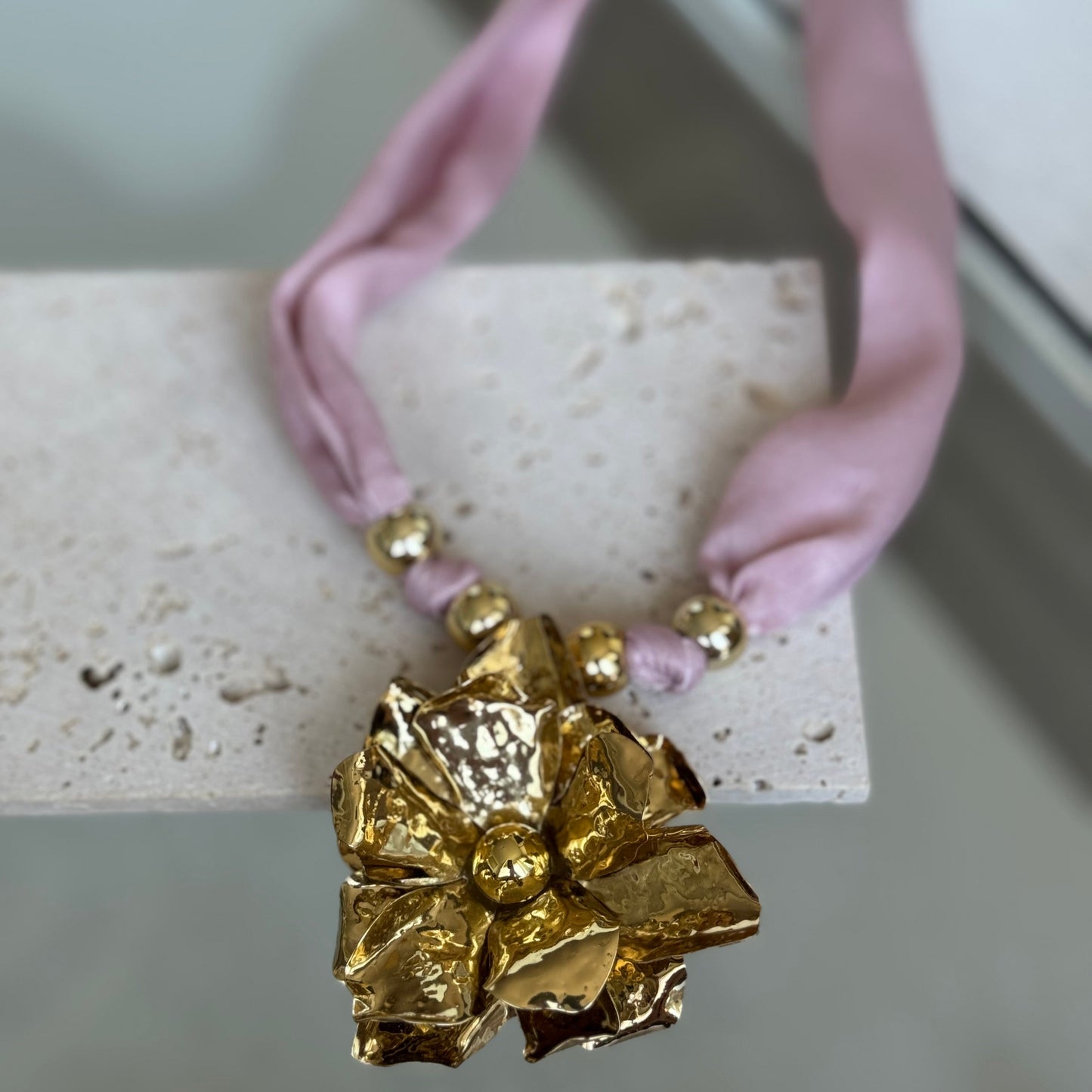ROSALIA - Collier en acier inoxydable doré et tissu rose poudré