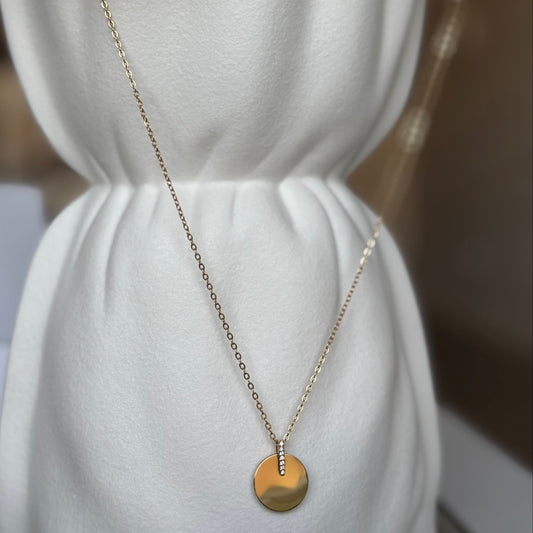 LYNE - Collier long en acier Inoxydable doré et médaillon strassé