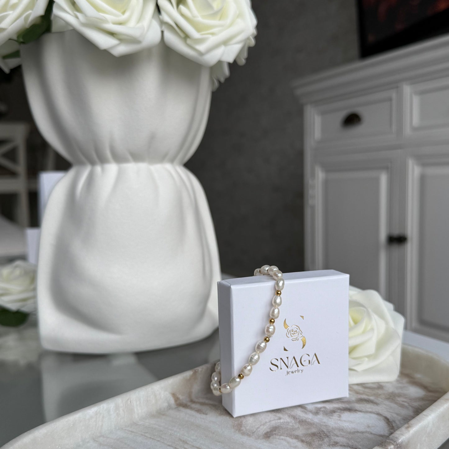 CHARLOTTE - Bracelet création en petites perles de culture et billes en acier Inoxydable doré