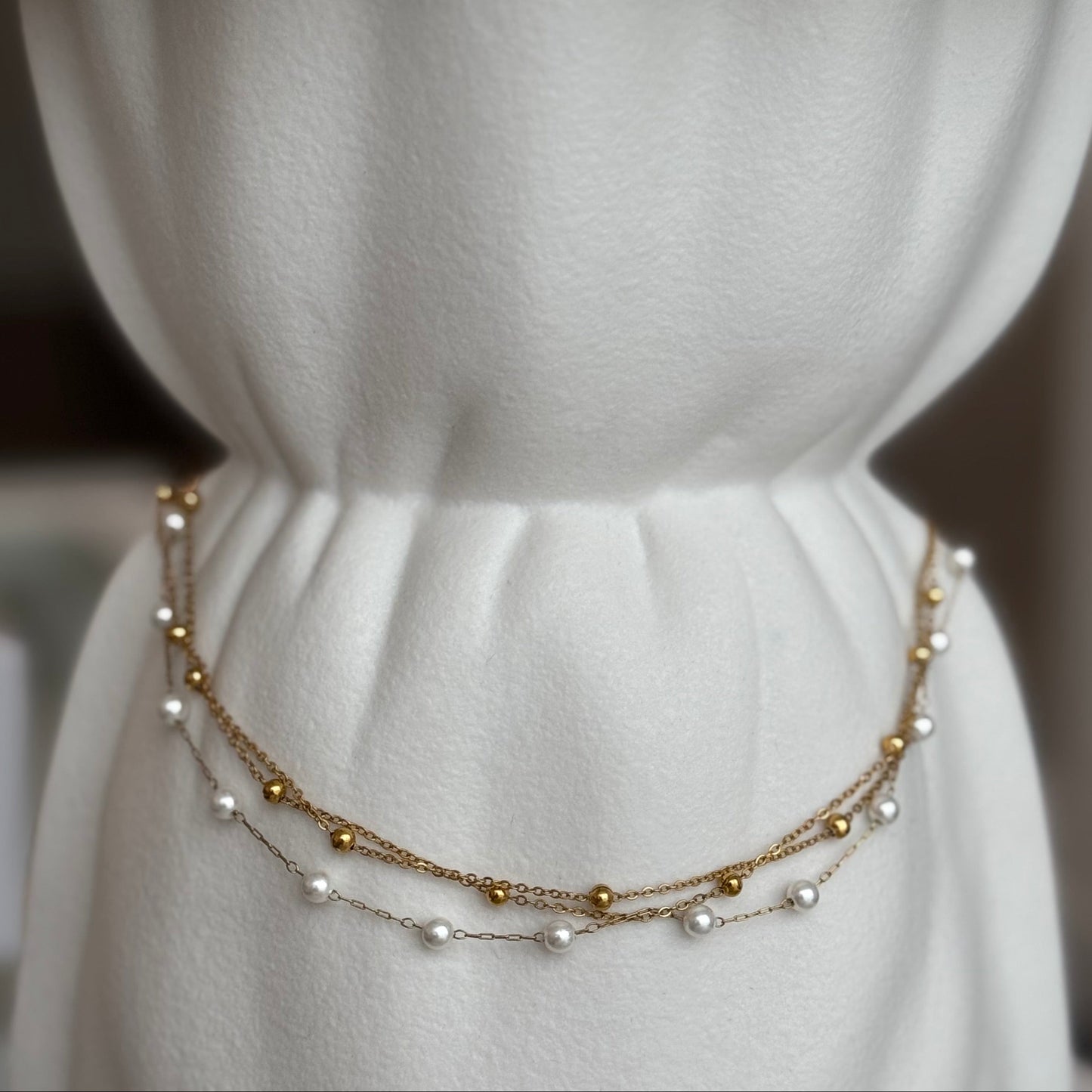 MARLENE - Collier ras de coup multi-chaine en acier Inoxydable Doré et perles blanches