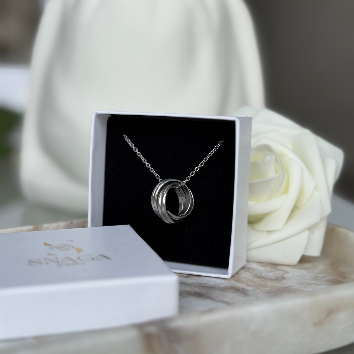 MELINA - Collier en acier Inoxydable argenté et pendentif anneaux