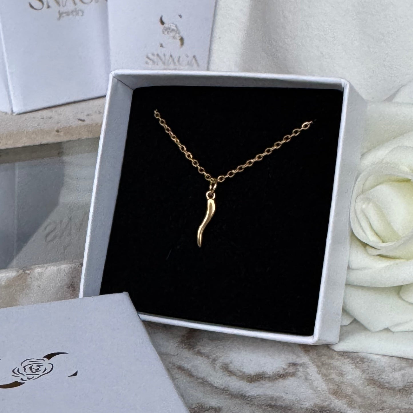 INES - Collier en acier Inoxydable Doré – pendentif piment italien