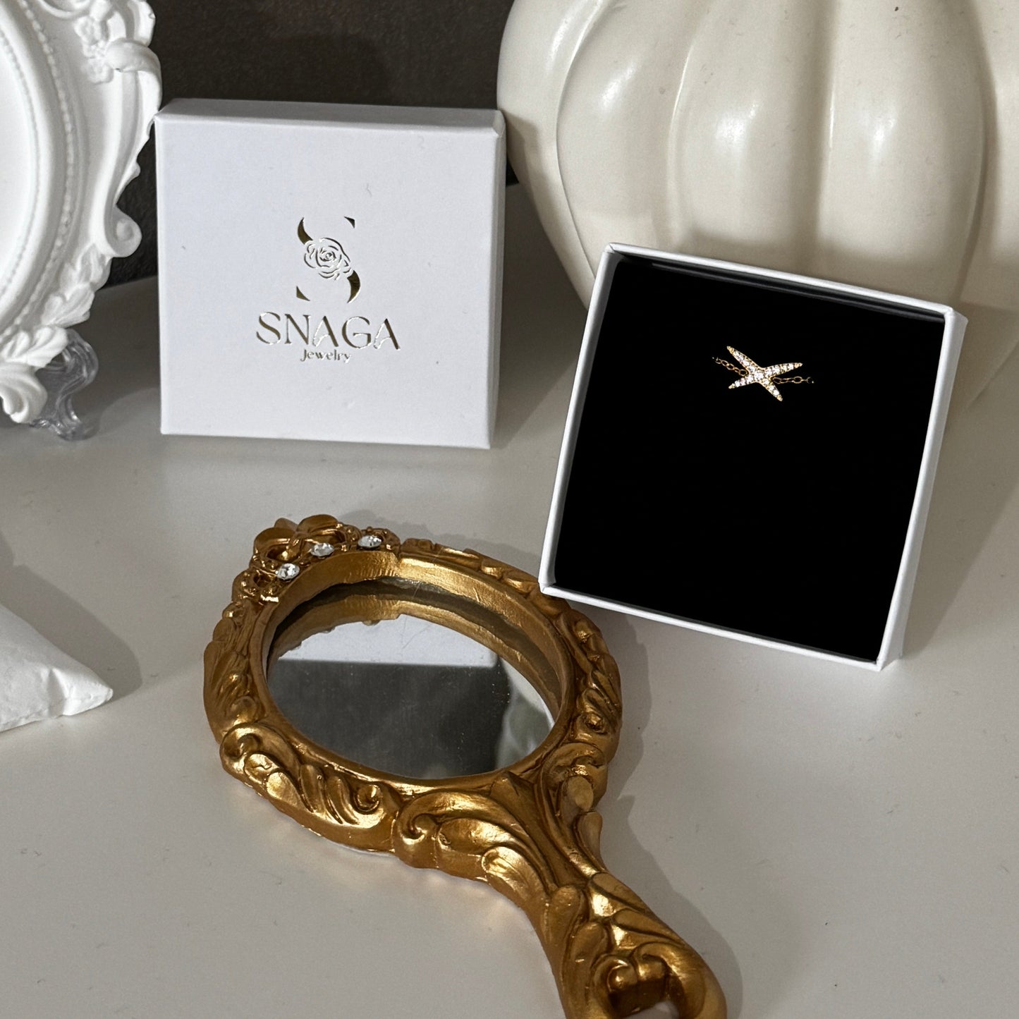 ROXANE  - Bague à chaine réglable en acier Inoxydable doré et strass en forme de croix