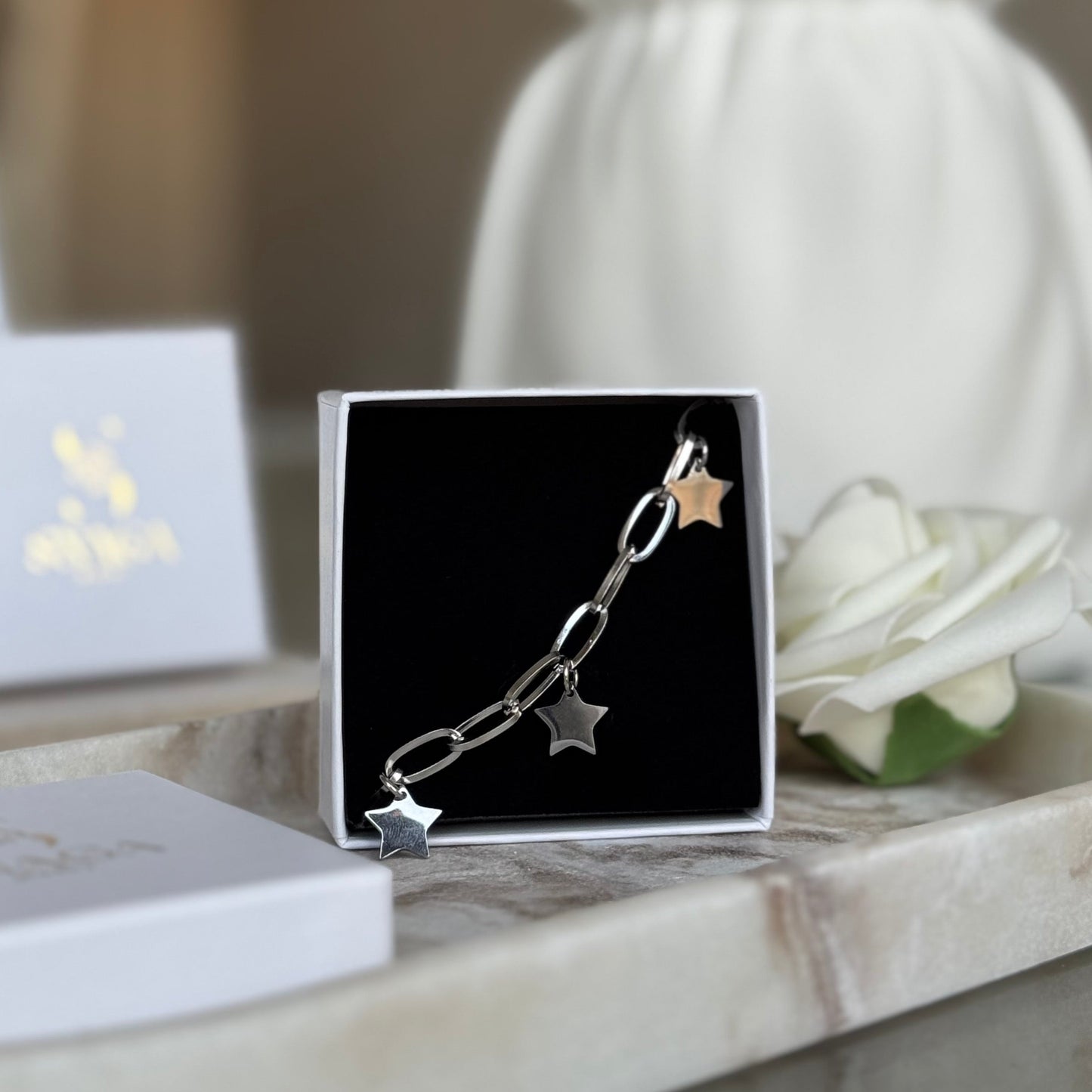 JENNIFER - Bracelet création en acier Inoxydable argenté et pendentifs étoiles