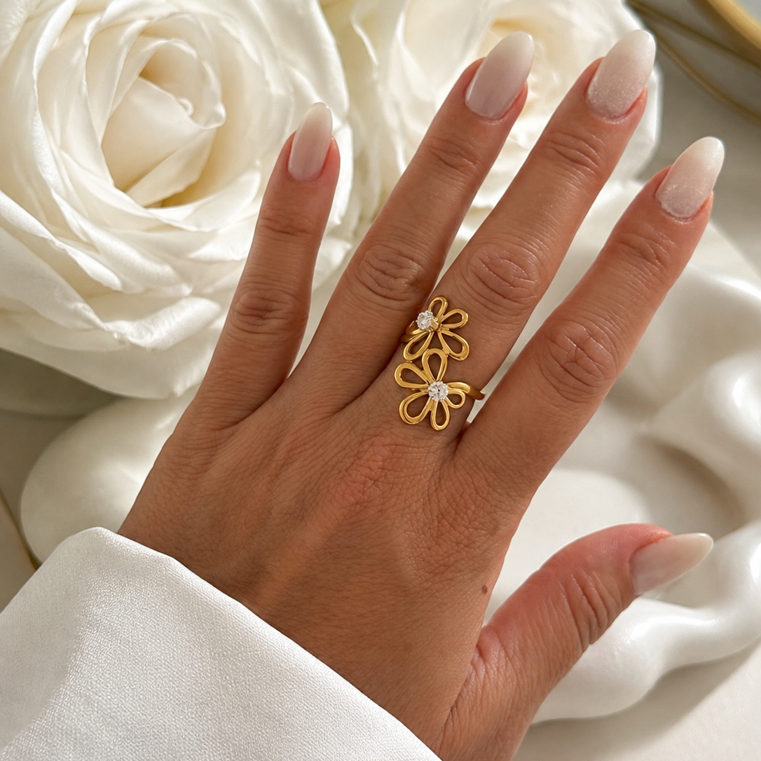 FIORELLA – Bague double fleur ajustable en acier inoxydable doré à l’or fin et strass