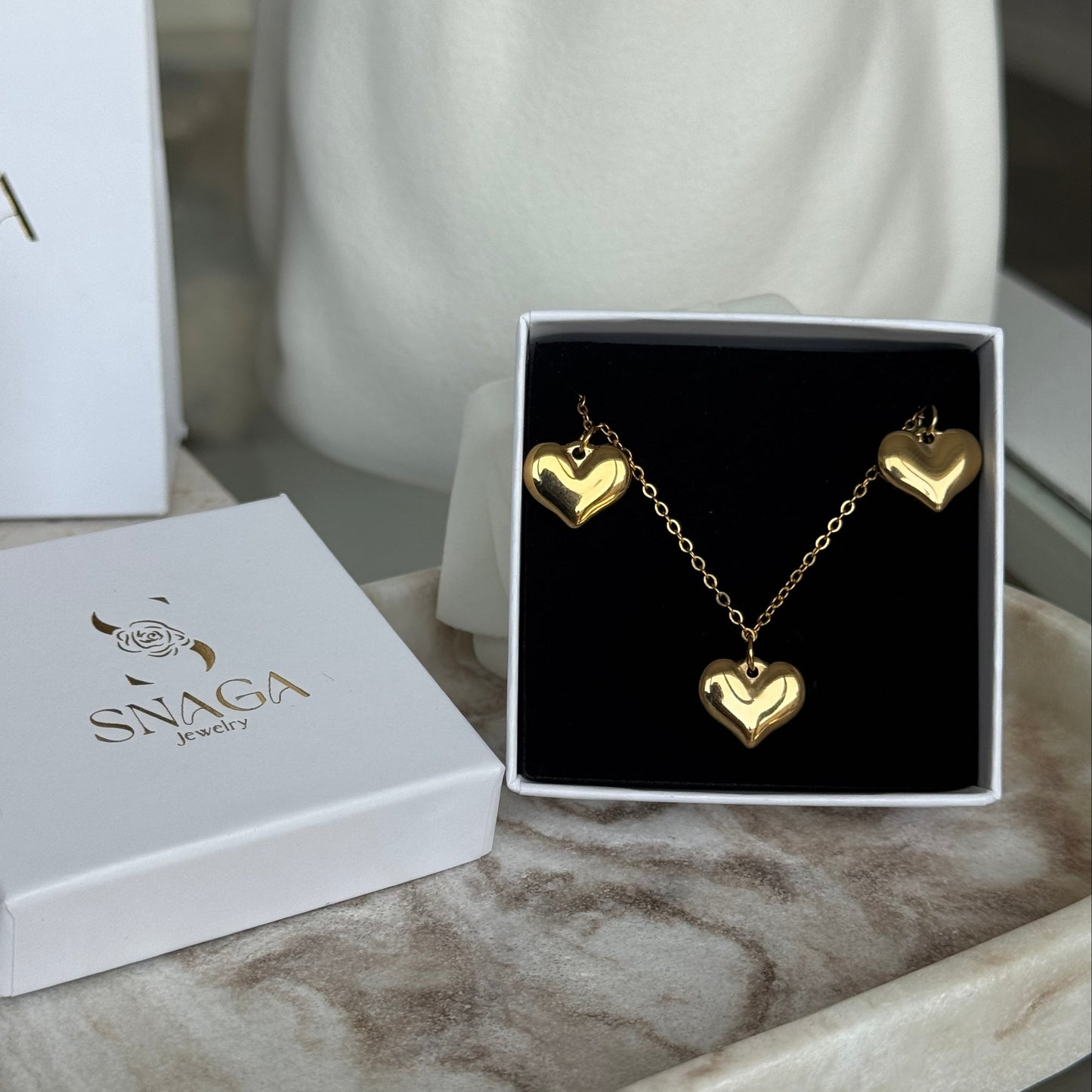 IZIA - Bracelet création en acier Inoxydable doré et pendentifs cœur