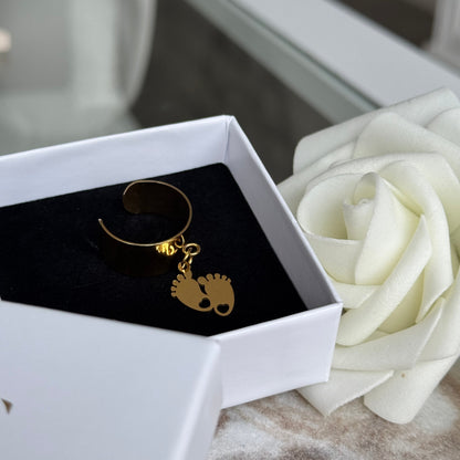 ALICE - Bague création large en acier Inoxydable doré et pendentif petits pieds