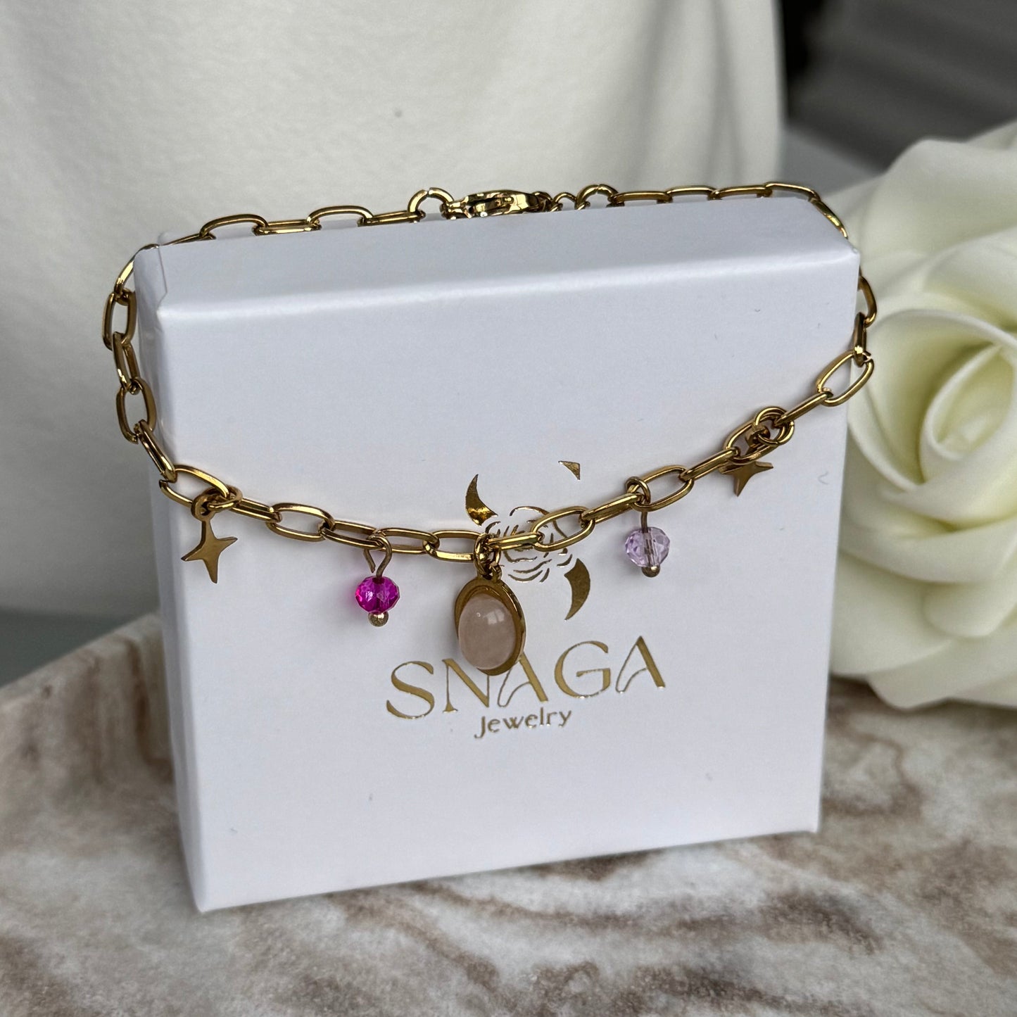 SONIA - Bracelet création en acier Inoxydable doré et breloques rose