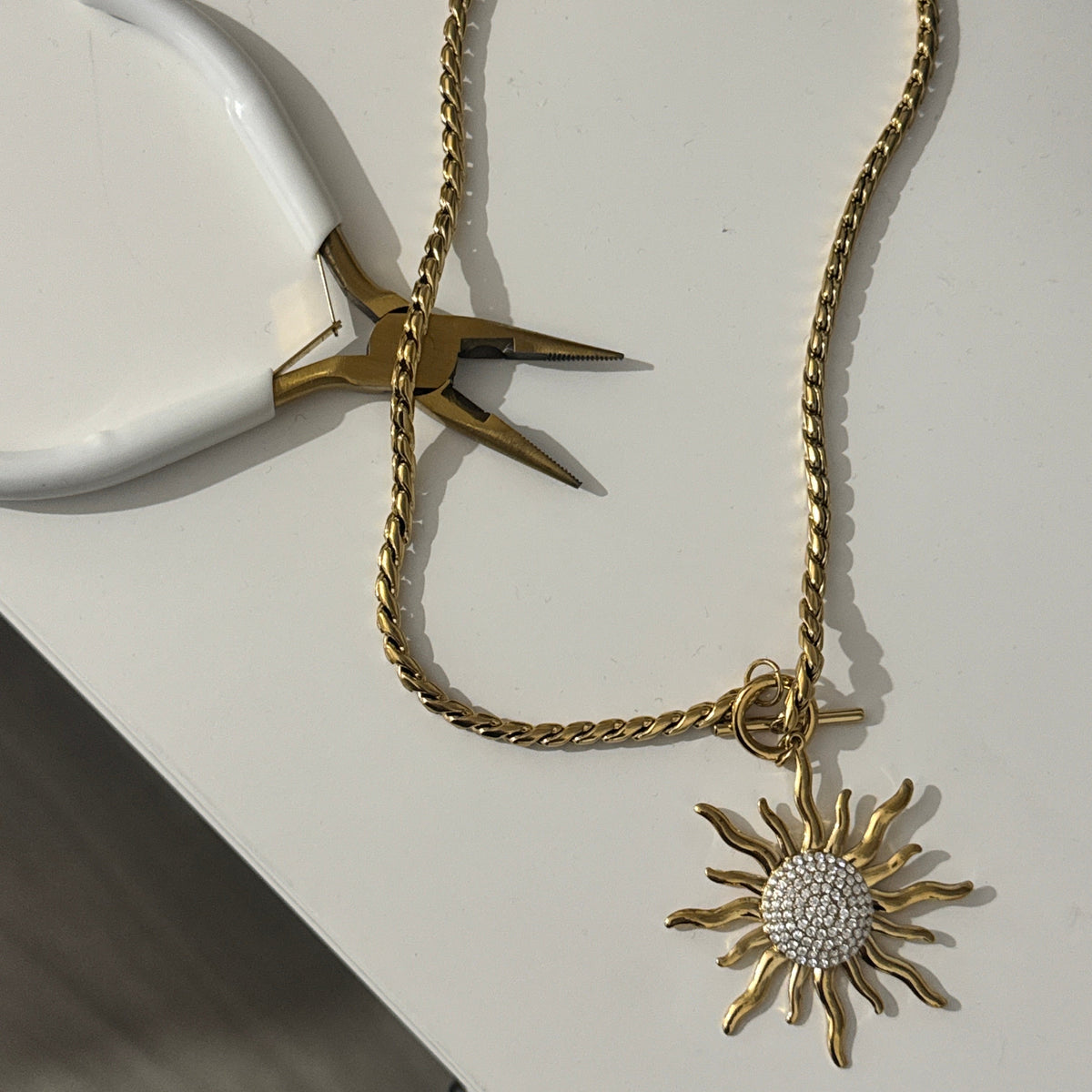 SOLÉÏA – Collier soleil en acier inoxydable doré à l’or fin et strass