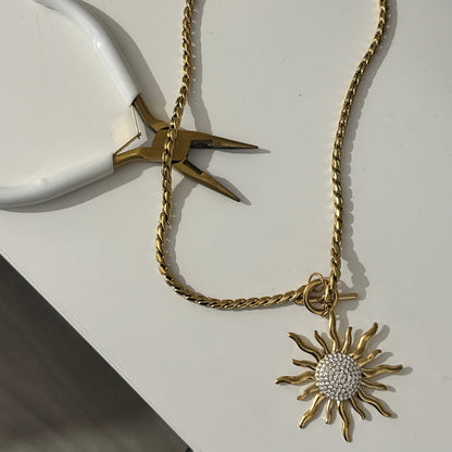 SOLÉÏA – Collier soleil en acier inoxydable doré à l’or fin et strass