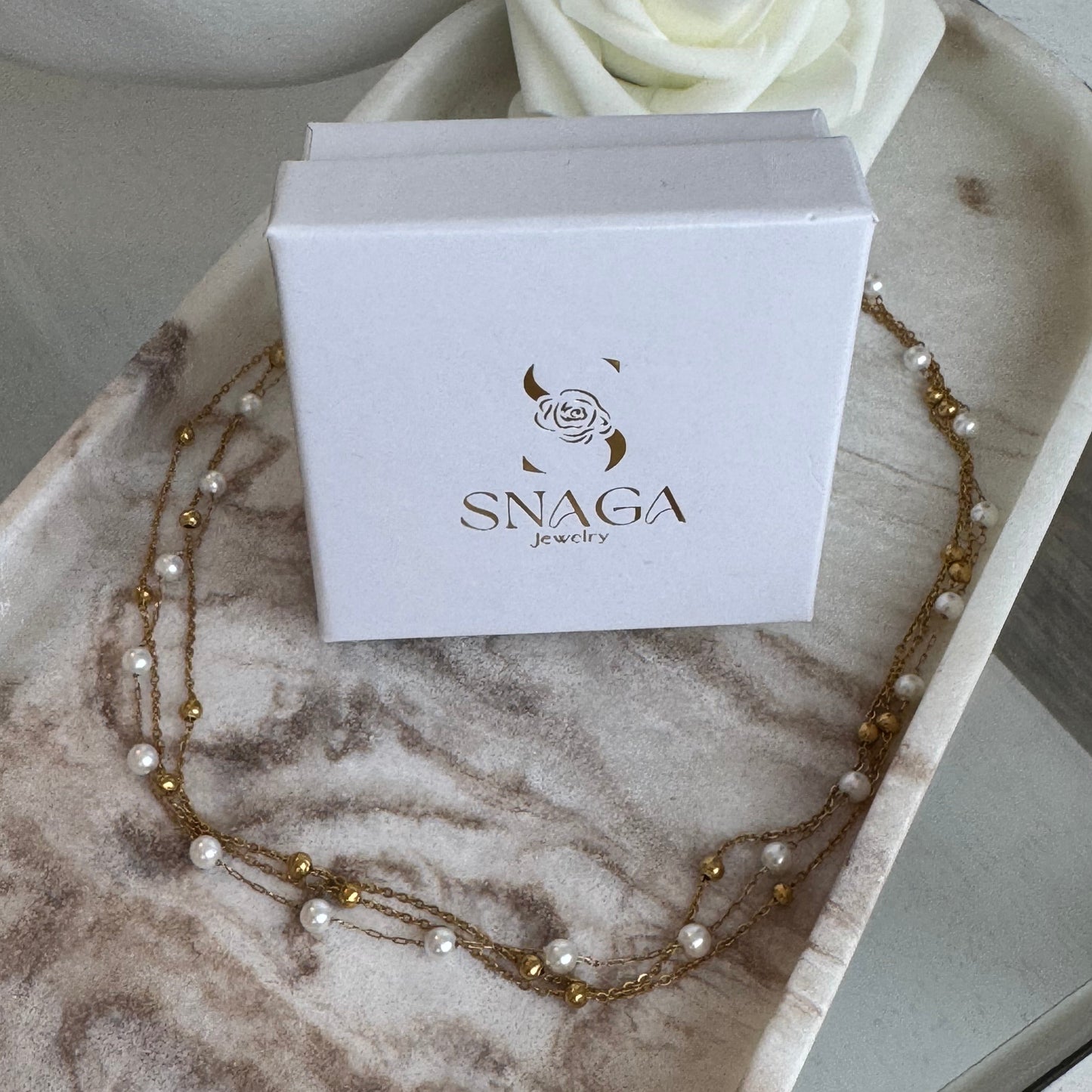 MARLENE - Collier ras de coup multi-chaine en acier Inoxydable Doré et perles blanches