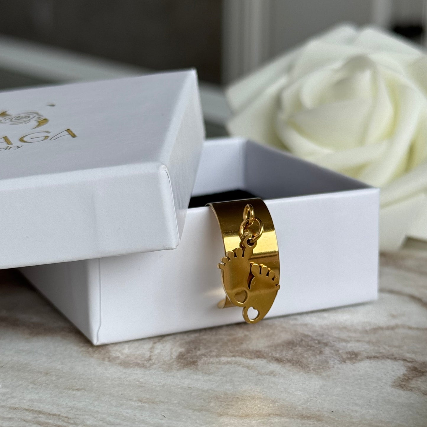 ALICE - Bague création large en acier Inoxydable doré et pendentif petits pieds