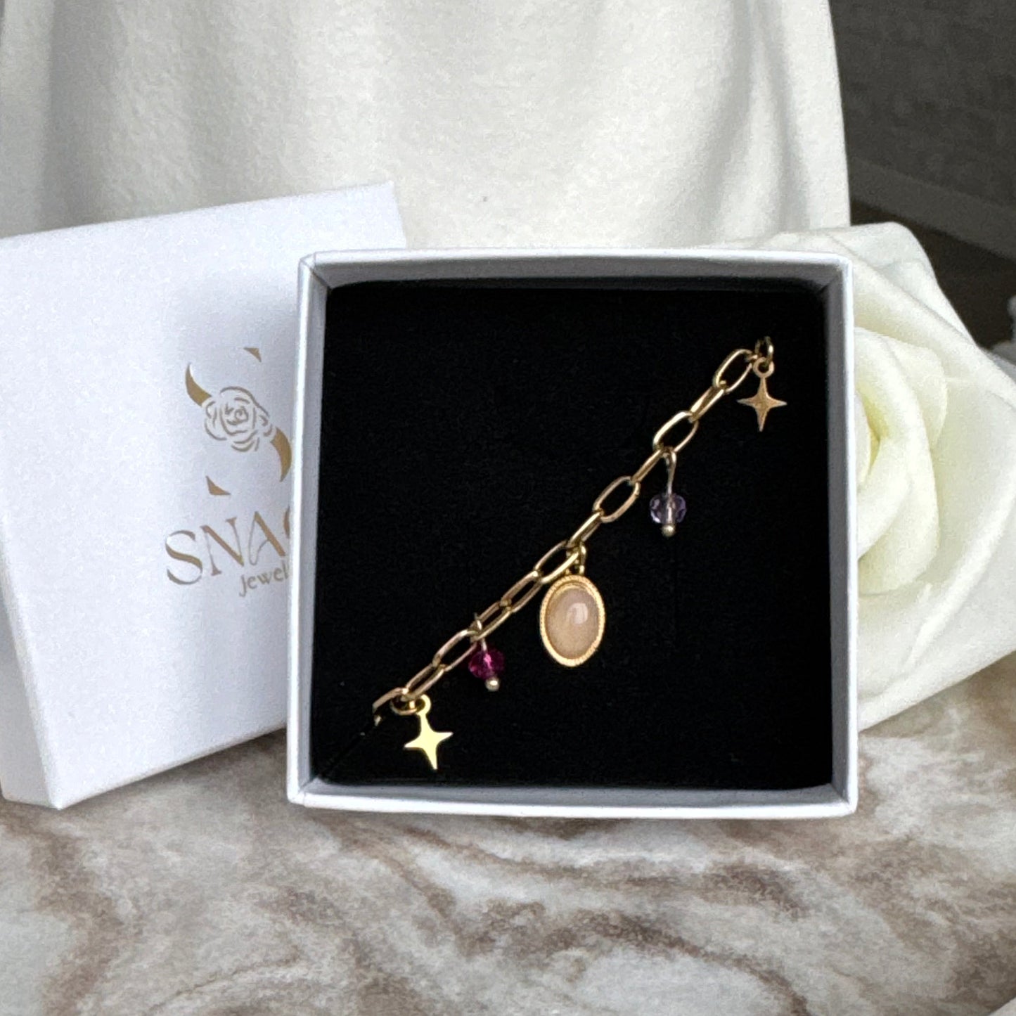 SONIA - Bracelet création en acier Inoxydable doré et breloques rose