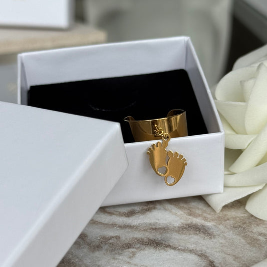 ALICE - Bague création large en acier Inoxydable doré et pendentif petits pieds