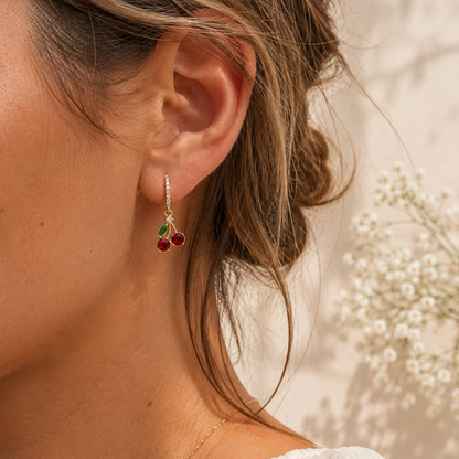 CERISE - Mini créoles en acier inoxydable doré à l'or fin - cerise et strass