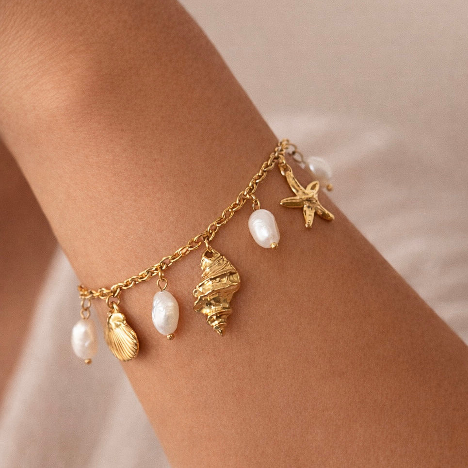 MELYNA – Bracelet charms coquillage et perles en acier inoxydable doré