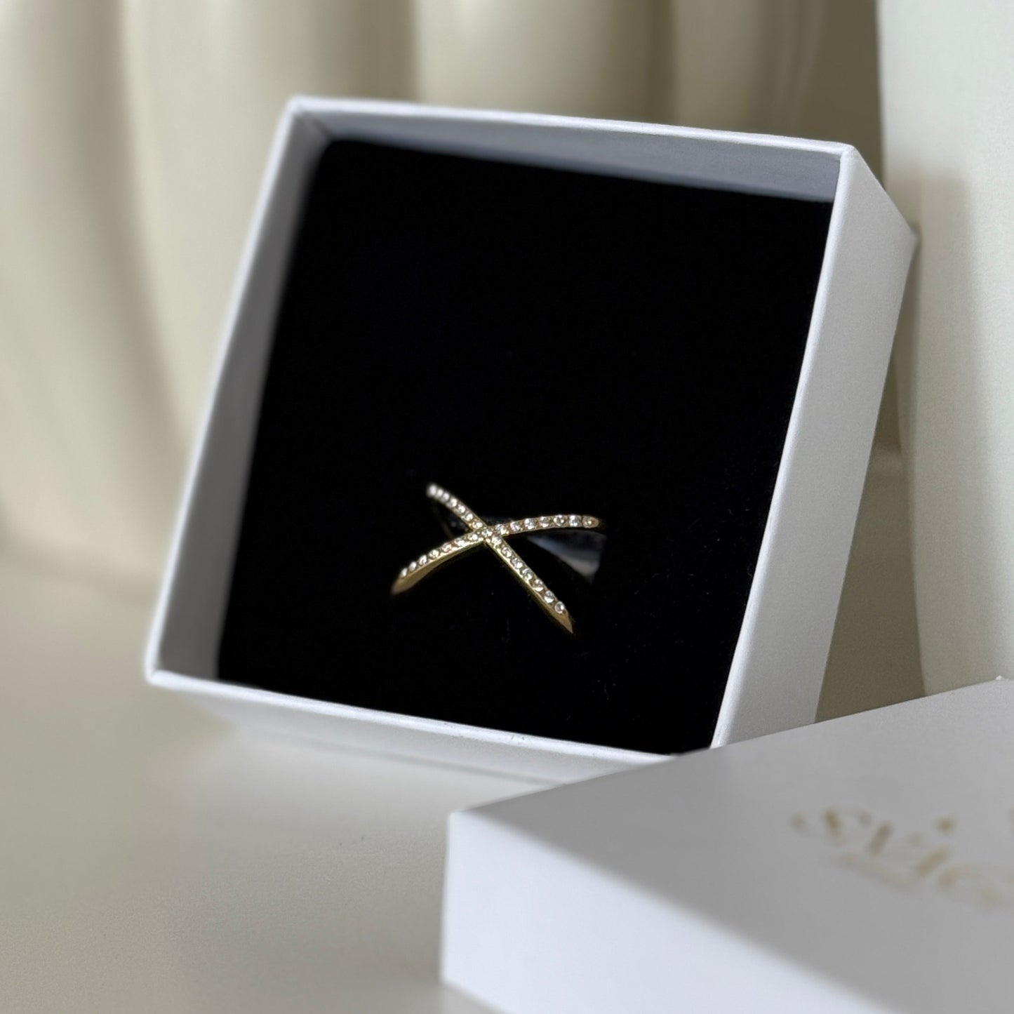 ANDREA - Bague croisée réglable en acier Inoxydable doré et strass