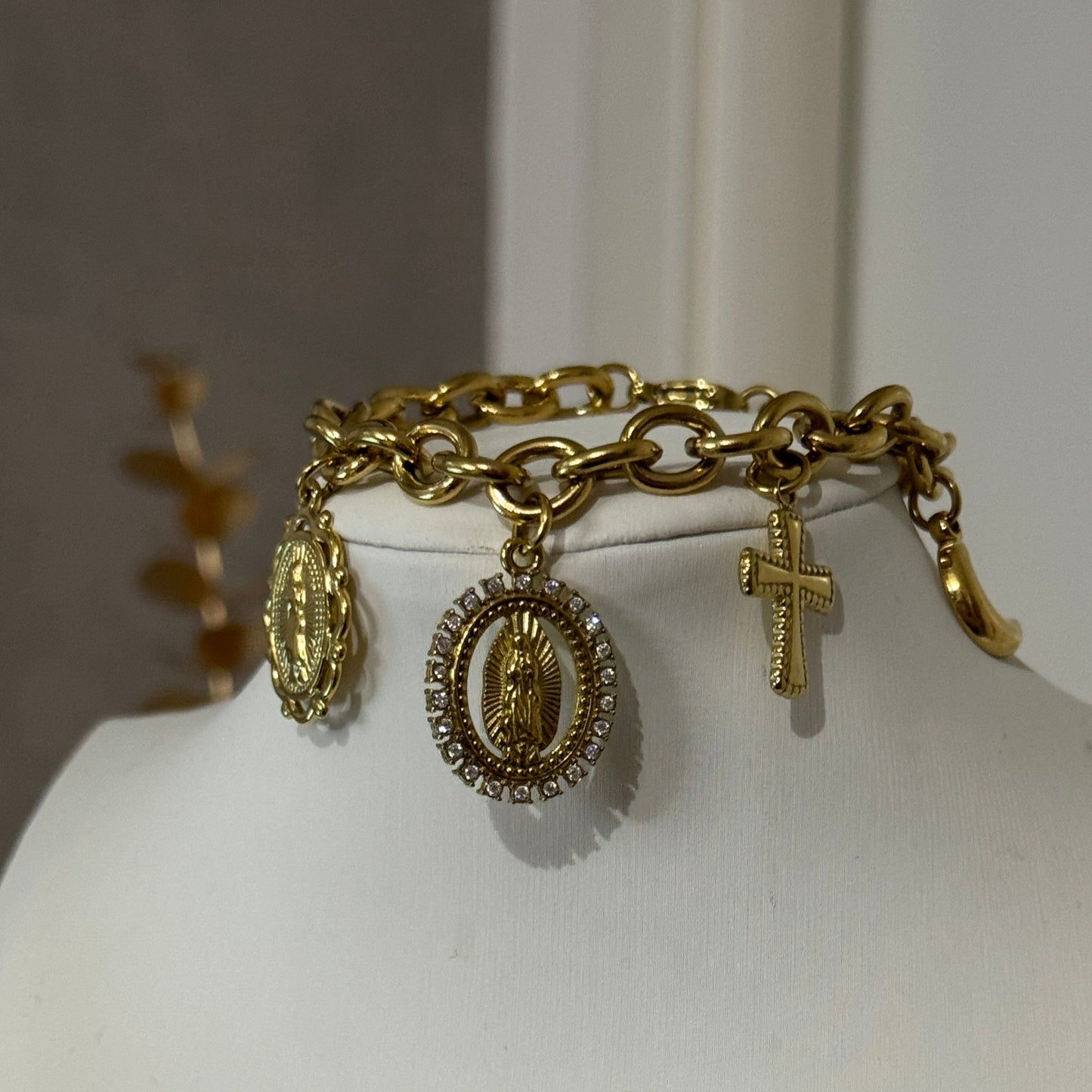 SAINT - Bracelet en acier Inoxydable doré et gros pendentifs