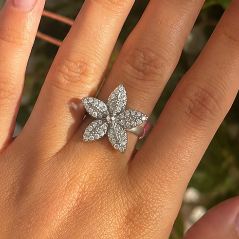 ROMY – Bague fleur en acier inoxydable argenté et zircons
